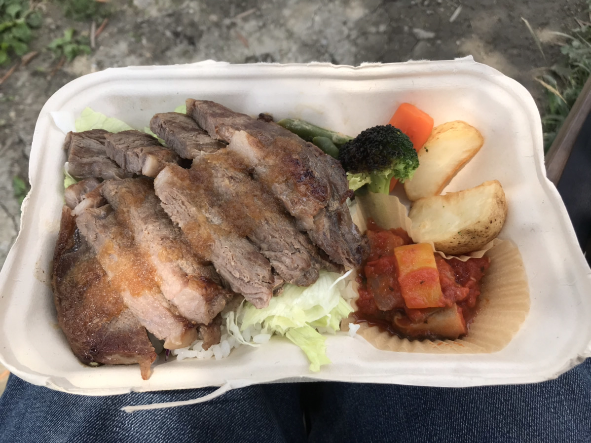 南城市のGreen Cafe ACBのステーキ弁当850円